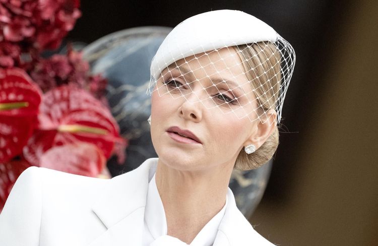 Charlène de Monaco adopte le chignon idéal pour accessoiriser sa coiffure lors d'un mariage civil