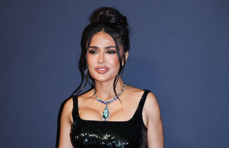 Salma Hayek rend un doux hommage à Matthew Perry pour son anniversaire
