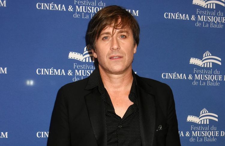 Thomas Dutronc évoque le décès de sa mère Françoise Hardy sur scène : « J’ai la gorge qui se noue »