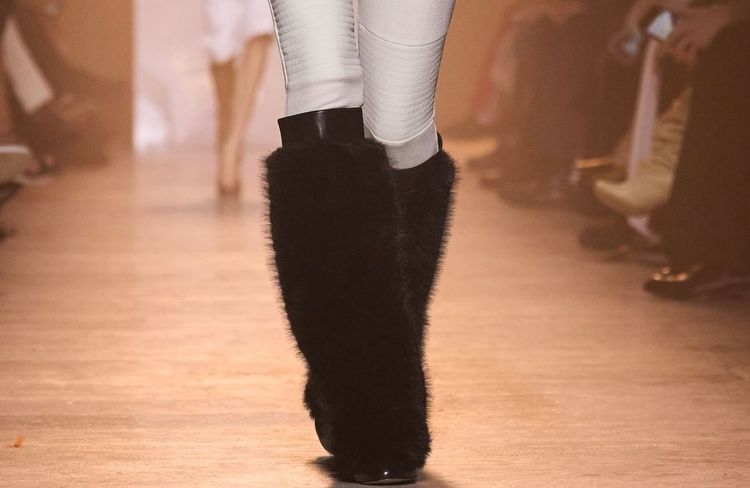 Icônes des années 2000, les bottes yéti deviennent le statement mode de l'hiver