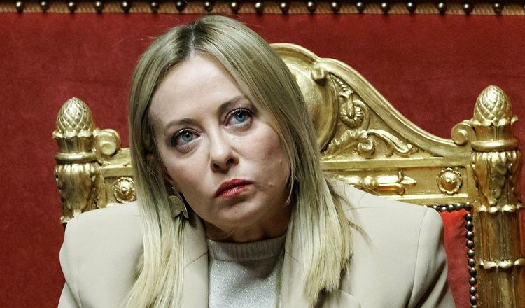 "Qui es-tu pour..." : Giorgia Meloni furax face à Emmanuel Macron, la cheffe d’État l'humilie en haussant le ton