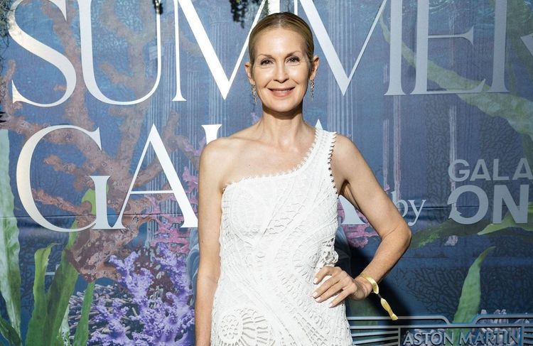 Kelly Rutherford, divine en robe blanche asymétrique en dentelle à Saint-Tropez