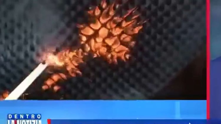 Incendie de Crans-Montana : la télévision italienne teste en direct l'inflammabilité de la mousse isolante du Constellation et c'est choquant !
