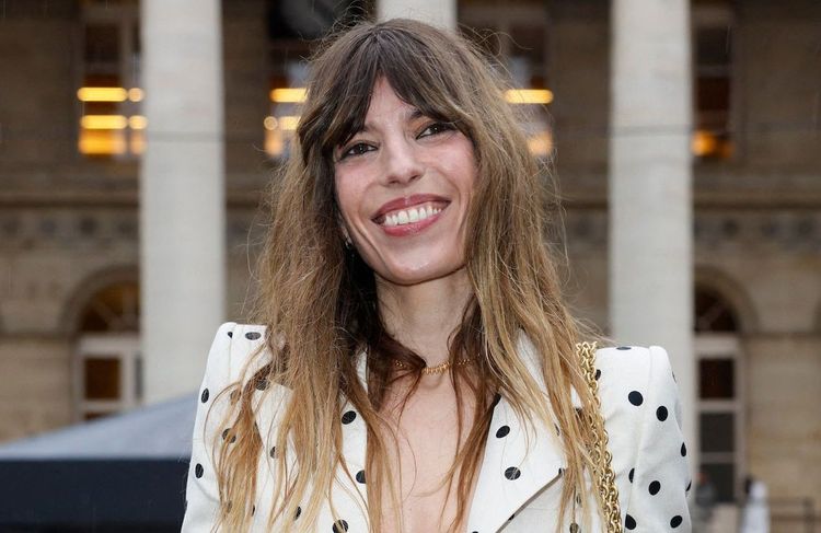 En veste à pois et gros noeud, Lou Doillon modernise le look preppy à la Fashion Week