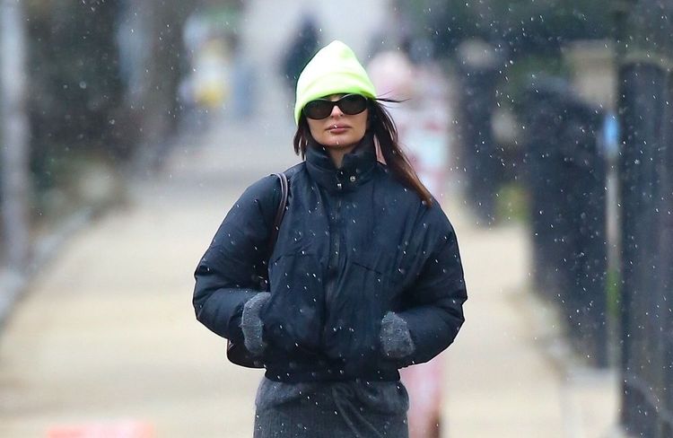 Emily Ratajkowski dévoile comment adopter la jupe en maille cet hiver