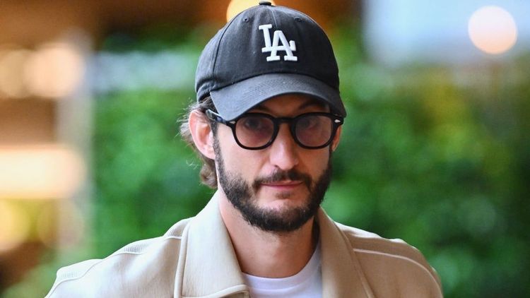 Pierre Niney métamorphosé, des photos de son torse dévoilées, ce détail choc qui scandalise les fans : « C'était une soirée… un peu arrosée »
