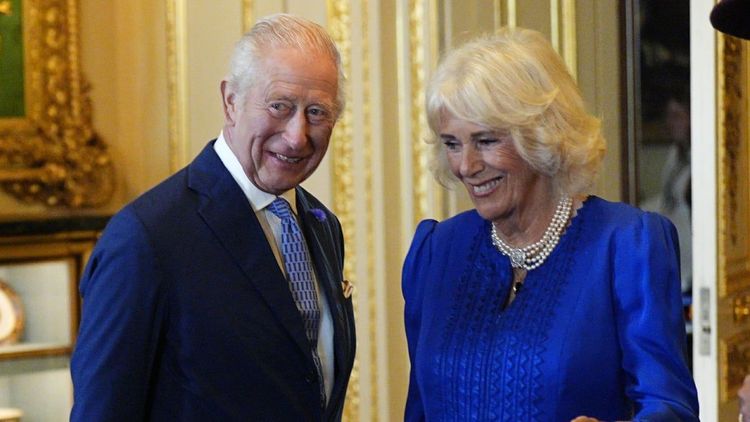 Femme de Sarkozy, Carla Bruni moquée par les Anglais : "Ils se sont déchaînés", Charles III et Camilla scandalisés