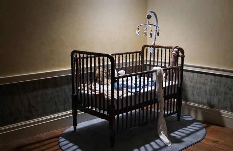 Une influenceuse perd son bébé in utero, la marque lui somme de renvoyer le berceau qu’elle devait promouvoir