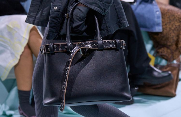 Le sac-ceinture, nouvel it-bag signé Prada
