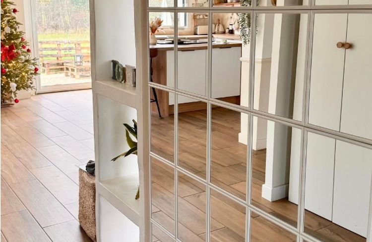 Ce IKEA Hack malin permet de créer un miroir XXL à petit prix