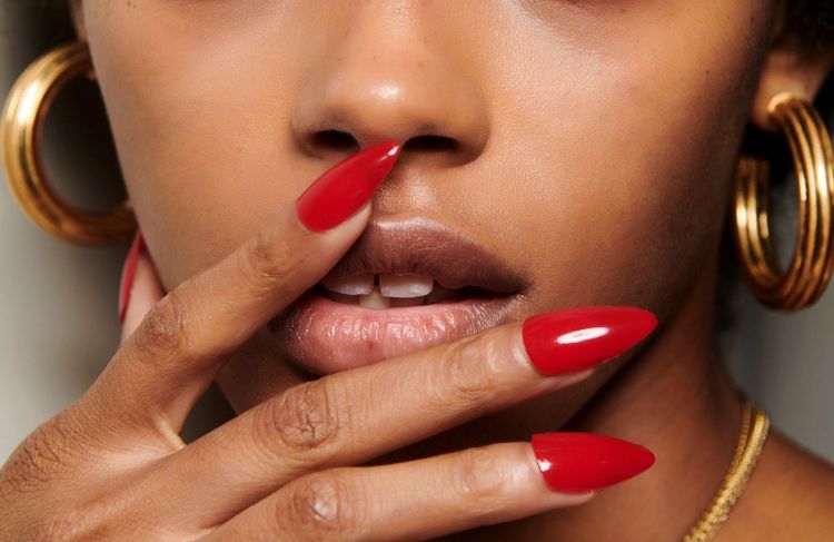 Qu’est-ce que la « théorie des ongles rouges » qui promet de booster la confiance en soi ?