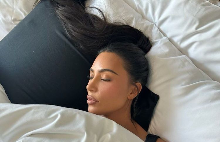 Pourquoi Kim Kardashian dort-elle avec un oreiller sur la tête ?