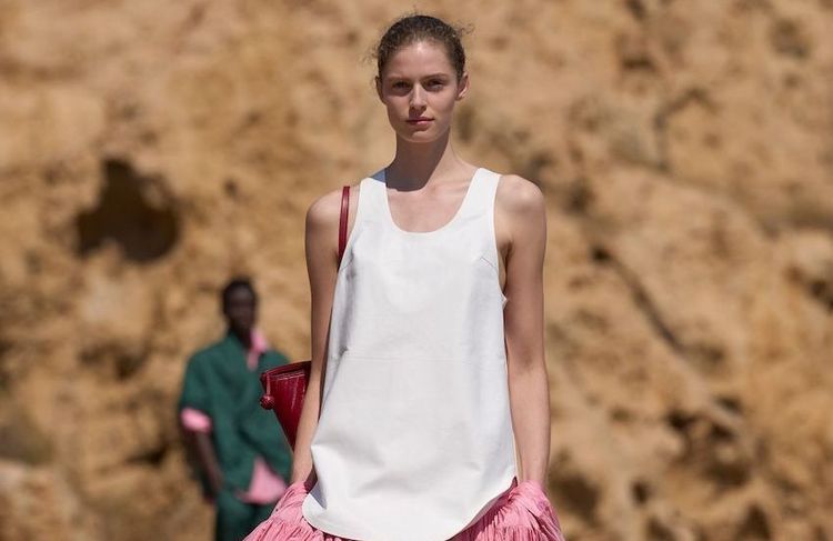 Plus sensuel qu’un col rond, ce décolleté emprunté au vestiaire masculin réinvente les basiques de notre garde-robe