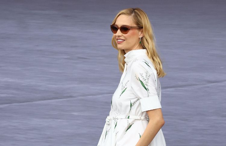 Béatrice Borromeo sublime son ventre rond dans une robe chemise champêtre au défilé Dior
