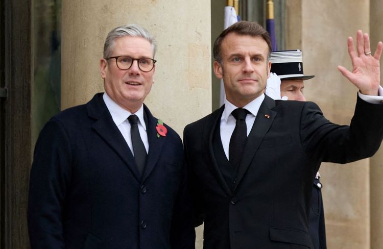Cérémonie du 11-Novembre : Emmanuel Macron et le Premier ministre britannique ont ravivé la Flamme du souvenir