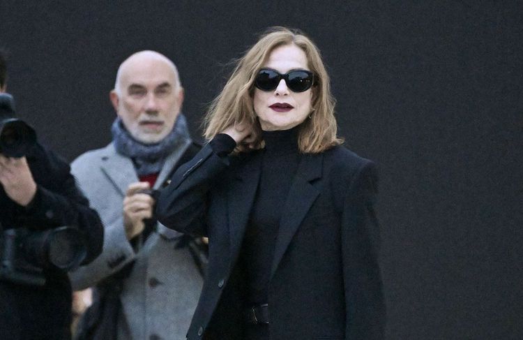 Dans un total look noir, Isabelle Huppert incarne le gothique-chic au défilé Balenciaga