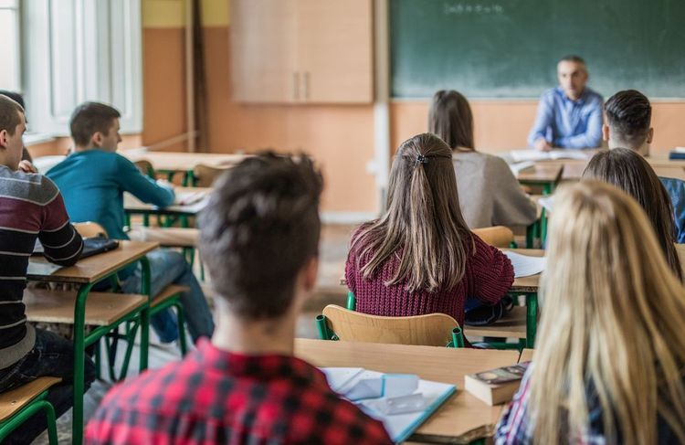 Éducation : que contiennent les mesures du « choc des savoirs » publiées au « Journal officiel » ?
