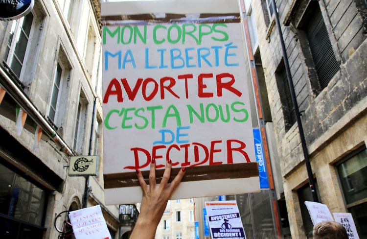 La loi réhabilitant les femmes condamnées pour avortement promulguée au Journal officiel