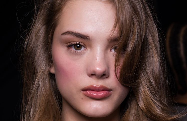 Cette technique validée par les make-up artists permet d’appliquer son blush de manière à lifter instantanément le visage