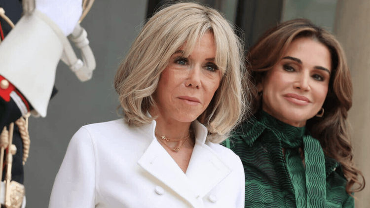 Brigitte Macron en mini jupe et total look blanc : son élégance impressionne !