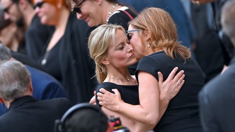 « Les invités n’ont jamais vu ça » : Audrey Crespo-Mara, ce geste déchirant aux obsèques de Thierry Ardisson suivi d'un moment poignant avec Léa Salamé