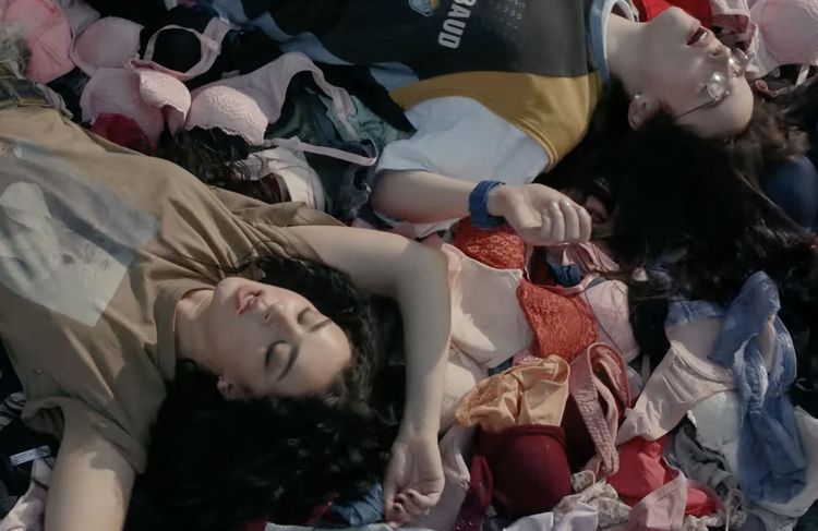 Derrière le clip « Guess » de Charli XCX et Billie Eilish, une action pour les victimes de violences conjugales