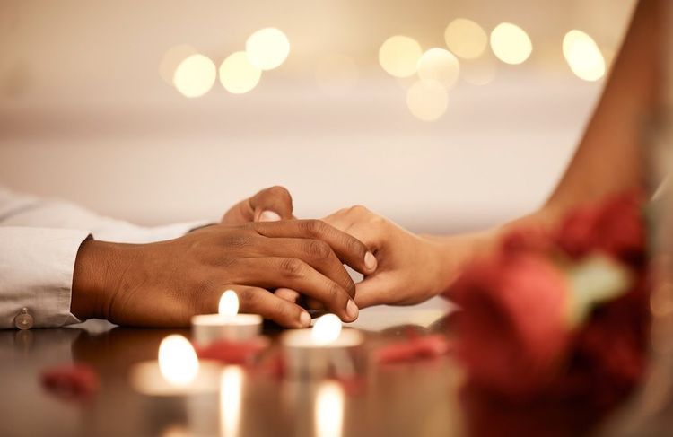 Manipulateurs : ces gestes tendres seraient en réalité des outils de contrôle