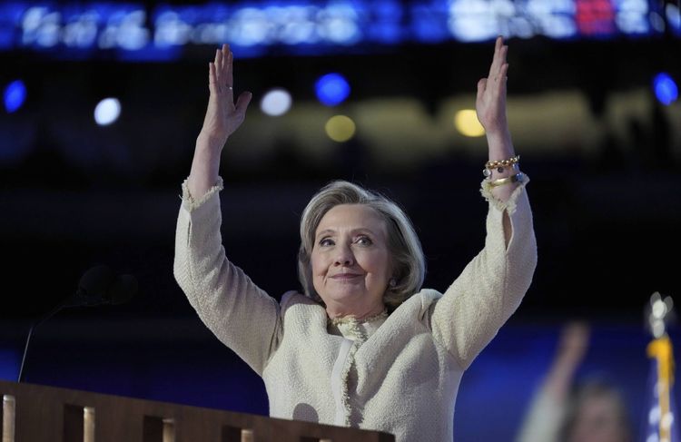 Hillary Clinton incite à briser « le plus difficile des plafonds de verre » avec Kamala Harris