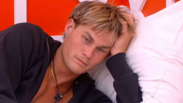 "Calculateur" : Adrien (Secret Story) en larmes après sa rupture avec Pimprenelle, les internautes lui tombent dessus !
