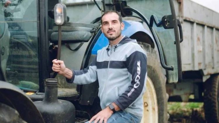 L'amour est dans le pré : Julien ment durant le speed dating, la production se venge et l'affiche !