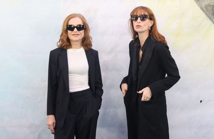 Isabelle Huppert et sa fille Lolita Chammah : elles misent sur le power suit sur le tapis rouge