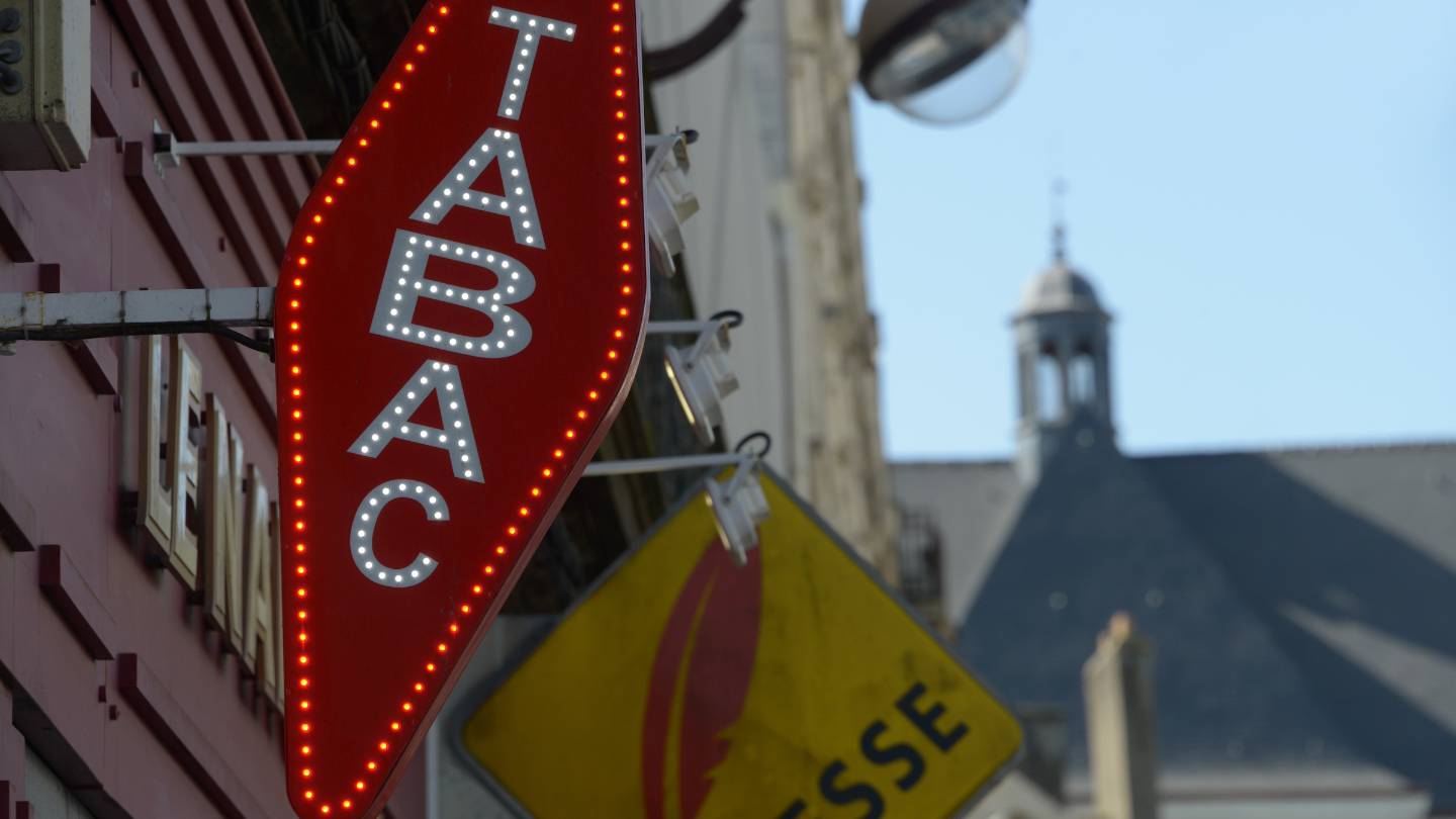 Carte bancaire : pourquoi payer dans un bureau de tabac vous coûte aussi cher
