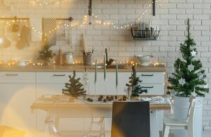 Comment faire tenir une guirlande au mur ?
