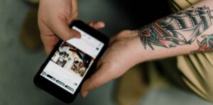 Réseaux sociaux: comment faire le deuil d’une personne qu’on n’a jamais rencontrée?