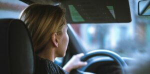 Permis de conduire: les auto-écoles ne traitent pas les hommes et les femmes de la même façon