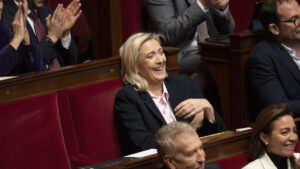 Les agriculteurs donnent de la voix, le RN se frotte les mains