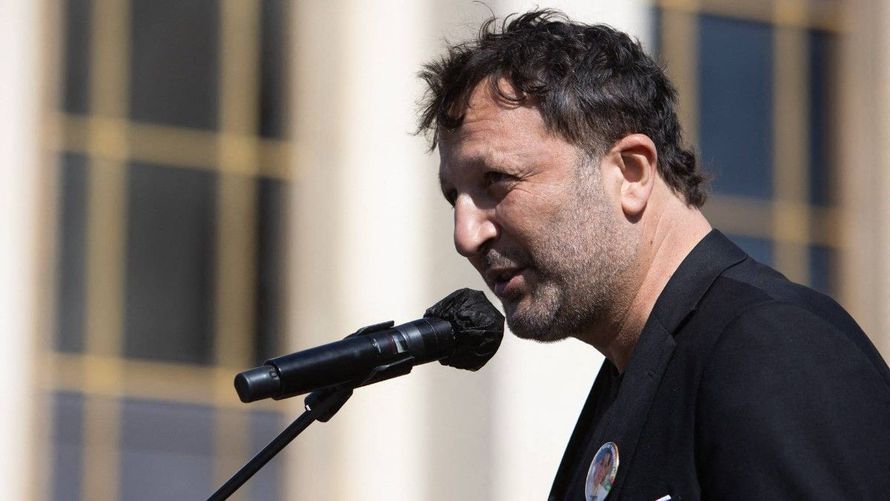 "Tu mérites de te faire planter de 10 000 coups de couteaux" : Arthur victime de terribles menaces de mort