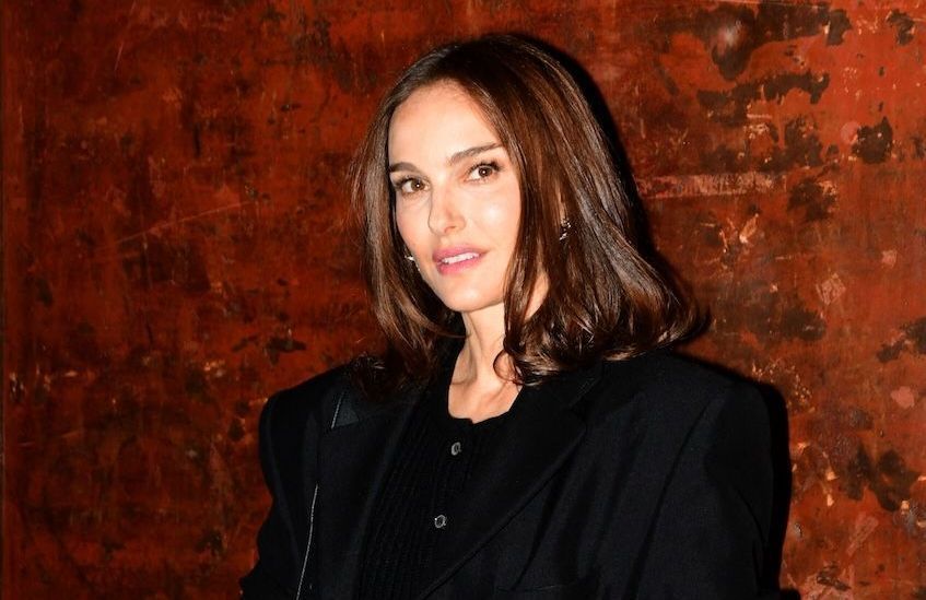 Enceinte, Natalie Portman signe une silhouette ultra parisienne avec une cape Hermès vintage