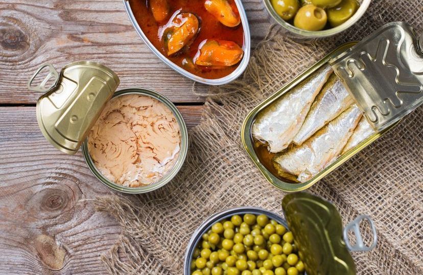 Voici pourquoi il ne faut surtout pas mettre de boîtes de conserve ouvertes au réfrigérateur