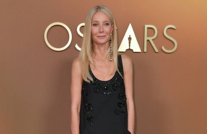 Mains dans les poches, silhouette épurée : Gwyneth Paltrow mise sur l’élégance décontractée aux Governors Awards