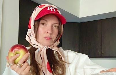 En forme de caisse de pommes, ce sac trompe-l'œil signé Moschino fait le buzz sur les réseaux sociaux