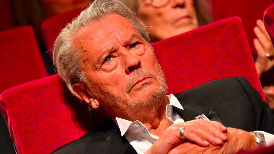 Saisie record chez Alain Delon : 72 armes, 3000 munitions trouvées, et un stand de tir, le communiqué dingue du procureur