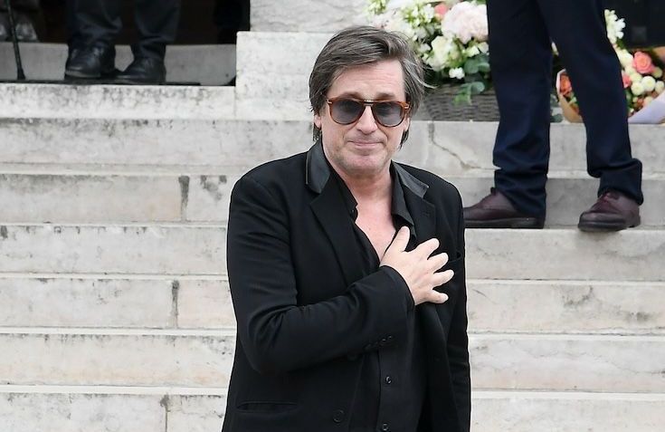 « C’est un squatteur » : Thomas Dutronc évoque son quotidien partagé avec son père Jacques