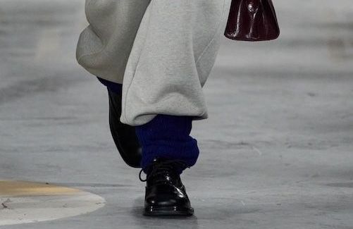 On s’en est longtemps amusé : cette association jugée « anti-mode » revient chahuter notre allure en 2026