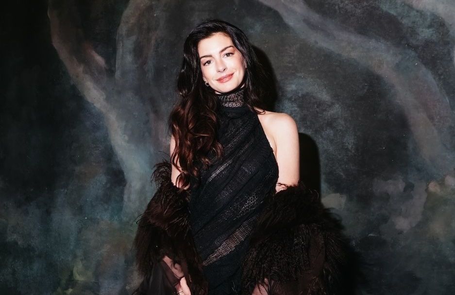 Robe transparente et boa de plumes : l’arrivée spectaculaire d’Anne Hathaway au défilé Ralph Lauren