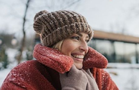 Bonnet, cagoule… L’astuce simple pour éviter les cheveux électriques en hiver