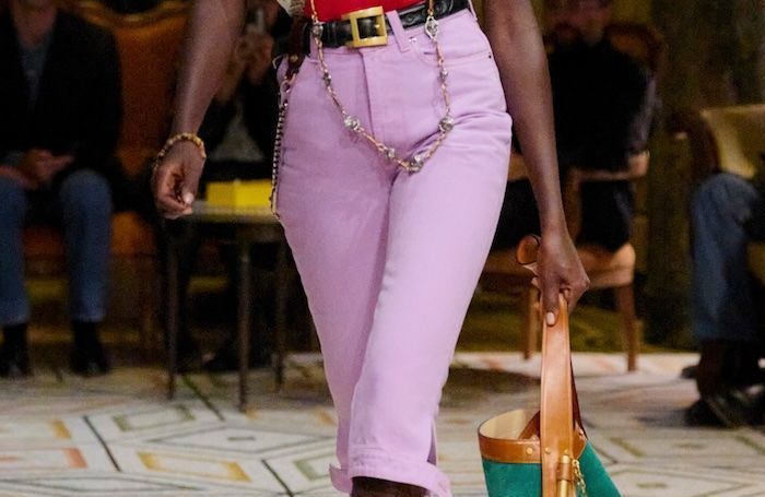 Ces couleurs de jeans réveillent nos silhouettes et changent du classique bleu