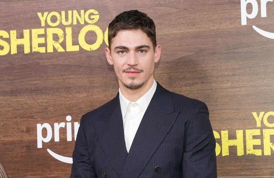 Qui est Hero Fiennes-Tiffin, le neveu de Ralph Fiennes à l’affiche de « Young Sherlock » ?