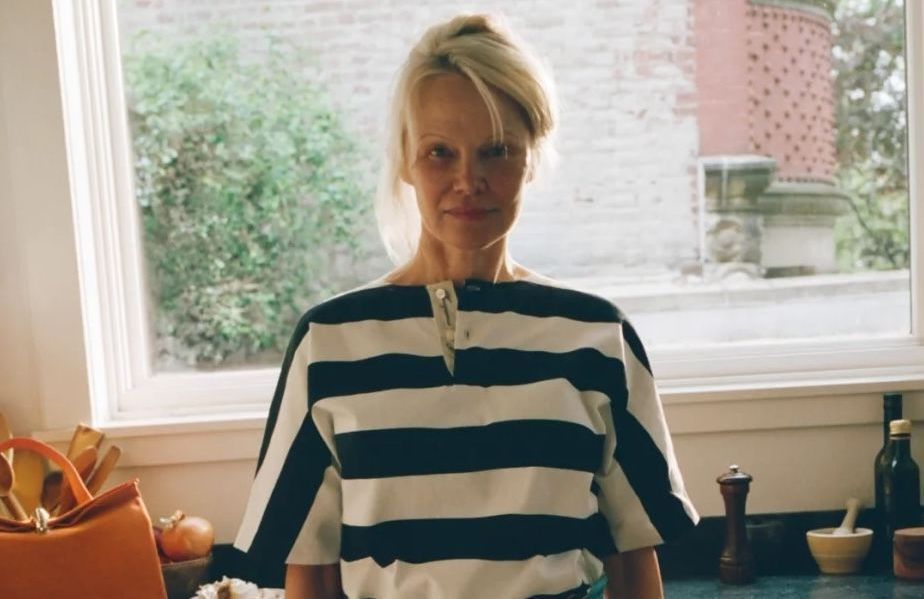 T-shirt et foulard à motif : Pamela Anderson signe la superposition la plus tendance du moment