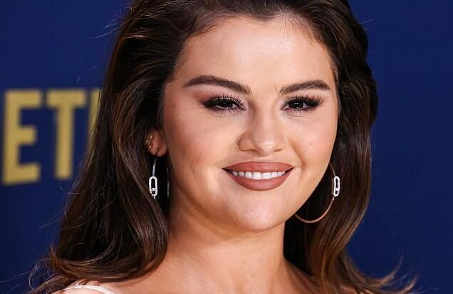 Selena Gomez : son nail-artist détaille les étapes pour réaliser sa french manucure à l’identique